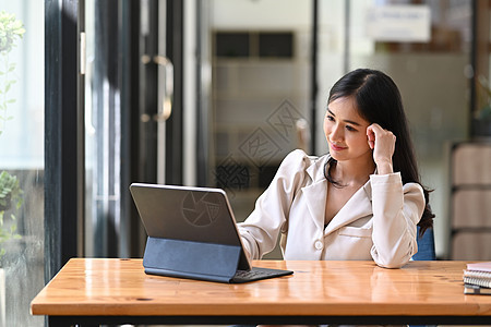 美丽的女性财务顾问 在电脑平板电脑上检查信息 (笑声)图片