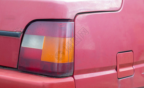 灯笼或反向信号 红色经典复古车的右尾灯 苏联制造的机器的大小 白 红 橙三色灯号 表示汽车倒车图片