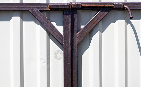 锁在门上 设计用于从内部锁定门 金属栅栏上的旧生锈挂锁 门上的锁闩图片