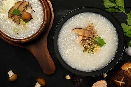 美味大米粥 配有软煮蛋 芝麻蘑菇 切生姜和扇菜 在很多亚洲国家 Congee很流行图片