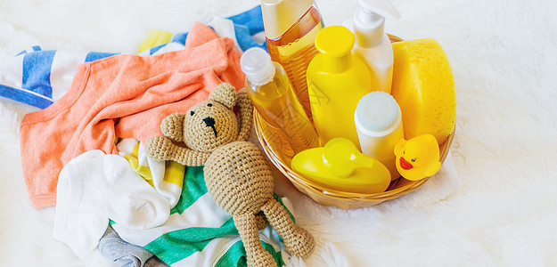 婴儿洗澡的辅助器 有选择的焦点横幅化妆品浴室奶油玩具洗发水孩子淋浴新生肥皂图片