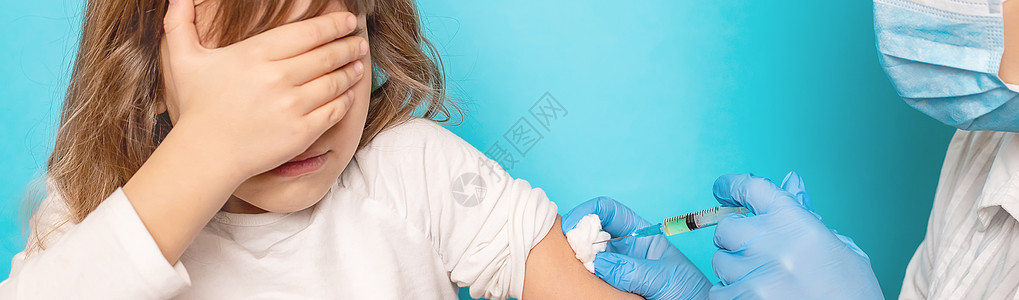 儿童被注射到手臂上 有选择的焦点治疗感染医生卫生诊所护士病人婴儿儿科疾病图片