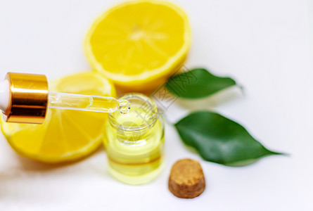 白色孤立背景的柠檬基本油 有选择性的焦点吸管药品按摩保健液体香气芳香卫生水果香水图片