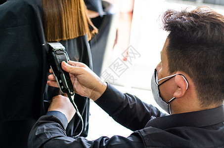 美容院的年轻男女美发师职业腰带梳子男人女孩工人女士工作室成人理发图片