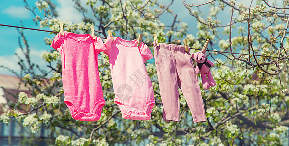 婴儿衣服在街上干燥 有选择的焦点横幅家务生活男生裤子袜子家庭睡衣女孩衣夹图片