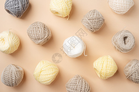 面粉和蜜蜂彩色的花边羊毛 顶端视野平坦工艺手工爱好闲暇纤维编织者衣服钩针针织品织物图片