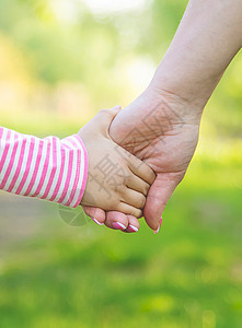 和母亲在一起的孩子会手牵手 有选择的专注皮肤女士童年友谊母性身体成人手臂家庭女孩图片