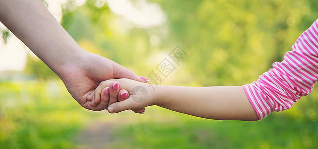 和母亲在一起的孩子会手牵手 有选择的专注压痛女儿成人儿子手指家庭横幅女性皮肤友谊图片