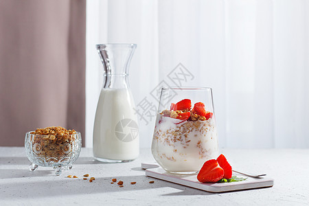 一杯健康的酸奶 新鲜的浆果和灰色背景的面粉 健康早餐粮食乳制品桌子零食营养奇异果燕麦麦片薄荷热带图片