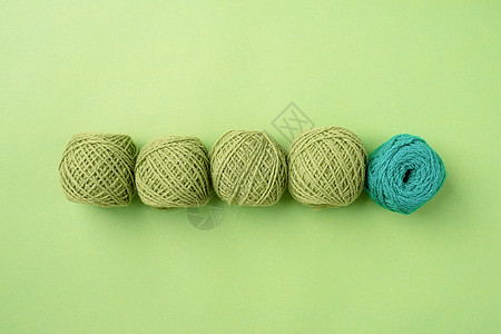以明亮背景为生的绿色毛线羊毛 顶端视野平坦爱好蓝色针织纱钩针编织者针织品材料工艺衣服闲暇图片