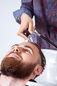 男人在美发店洗头发 然后把头发洗干净图片
