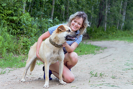 美丽的勇丽女人正在拥抱狗 表达动物的爱农村喜悦农场快乐犬类女士朋友幸福友谊小狗图片