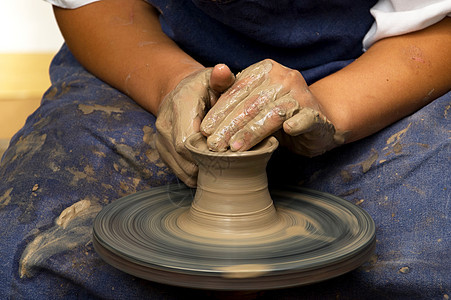 用陶匠车轮上的粘土制成陶瓷锅的波特模型男人艺术家作坊陶工创造力黏土雕塑家工匠手工工作图片
