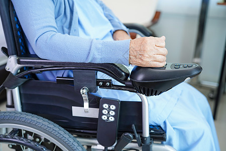亚洲老年妇女残疾病人坐在公园的电动轮椅上 医疗概念 207年挑战旅行微笑机动性退休椅子摩托车护士车轮保健图片