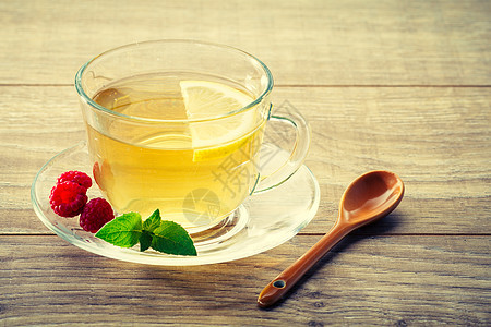 一杯绿色茶 加一片柠檬 薄荷叶 新鲜草莓药品植物叶子饮料食物草本植物薄荷杯子早餐覆盆子图片