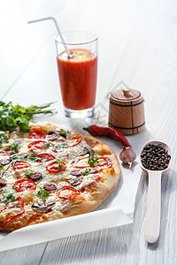 新鲜自制披萨 番茄 腊肠 奶酪和蘑菇午餐食物香肠胡椒桌子美食果汁红色乡村香菜图片