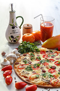 新鲜自制披萨 番茄 腊肠 奶酪和蘑菇午餐食物果汁胡椒红色桌子美食香肠香菜乡村图片