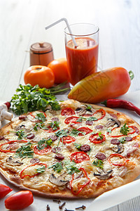 新鲜自制披萨 番茄 腊肠 奶酪和蘑菇午餐胡椒香肠红色桌子乡村香菜美食果汁食物图片