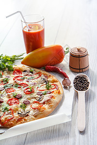 新鲜自制披萨 番茄 腊肠 奶酪和蘑菇桌子红色乡村果汁胡椒香肠食物香菜午餐美食图片