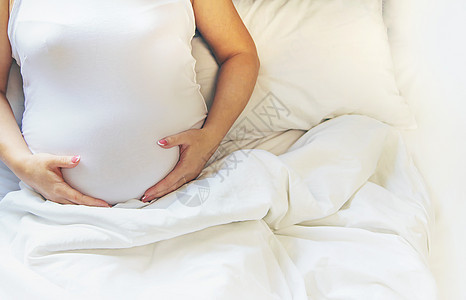 孕妇拥抱她的肚子 有选择的专注女性生活卫生父母身体婴儿母亲女孩妈妈孩子图片