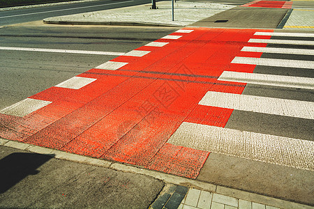 行人过境旁的红色自行车道图片