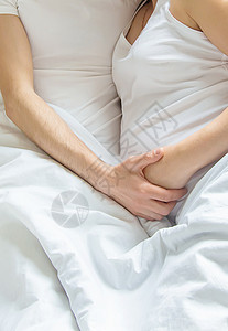 带男人抱肚子的孕妇在床上 有选择地集中精神成人丈夫生活父亲腹部夫妻微笑爸爸女性卧室图片