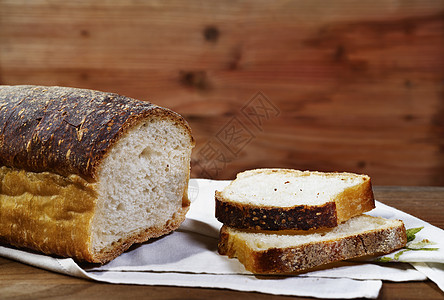 面包面包和桌上切片面包图片
