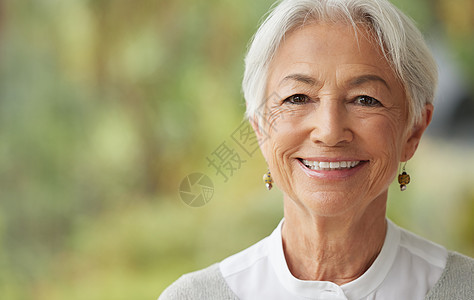 微笑的高级女人 旁边有副本空间 一个头发灰白的美丽自信老年女性的画像 享受退休生活的快乐养老金领取者的脸 感到轻松的聪明的夫人乐图片