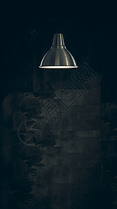 现代风格的装饰金属灯和灯罩挂在深色墙上 复古金属时尚吊顶锥形灯原始复古设计与复制空间 在黑暗的概念想法图片