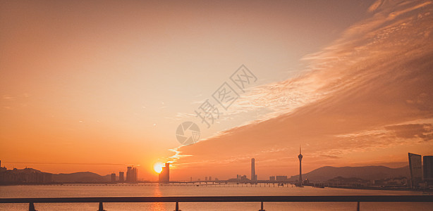 澳门城市地貌 有名的旅游塔 在亚洲澳门河附近的橙色日落天空下天空力量摩天大楼橙子活力景观技术建筑地标天际图片