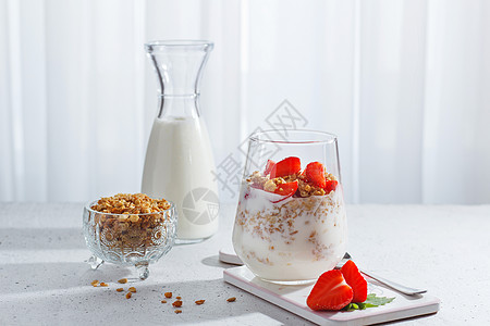 一杯健康的酸奶 新鲜的浆果和灰色背景的面粉 健康早餐麦片饮料营养奶油水果桌子热带饮食薄荷粮食图片