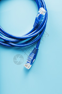 蓝色背景上用于数据传输的互联网网络电缆线圈电脑技术中心带宽速度绳索路由器服务器插头局域网图片
