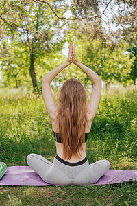 绿草女孩的瑜伽妇女在领域放松 绿色公园女孩的瑜伽女人在户外做体操 在户外瑜伽姿势练习中冥想的女人女性运动平衡公园成人身体女士训练图片