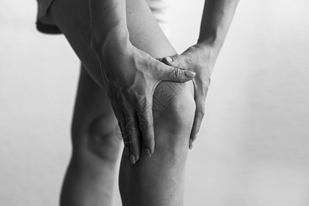 妇女用止痛症状 保健和医疗概念紧紧握住膝盖 并保持了关紧的手治疗药品风湿肌肉事故按摩女性身体运动风湿病图片