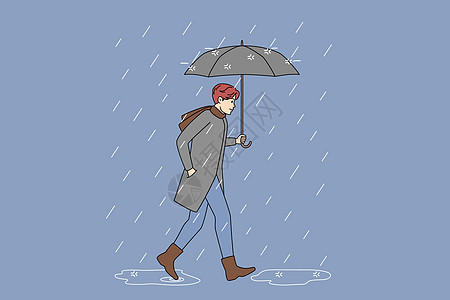 有雨伞的人在雨中行走图片