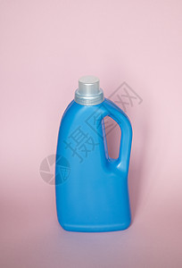 蓝塑料瓶以粉红色背景为代表 用于洗涤的装饰品或液体粉末;具有复制空间的能力;标识应用布局图片