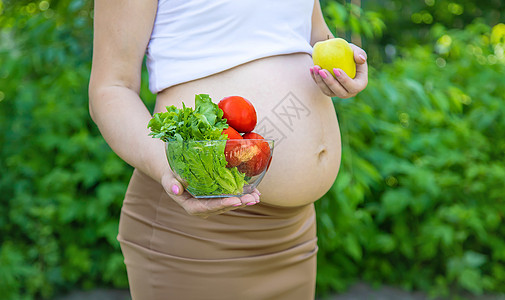 孕妇手里拿着蔬菜 有选择的专注点女孩横幅家庭幸福食物生活肚子怀孕母亲父母图片