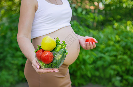 孕妇手里拿着蔬菜 有选择的专注点母性幸福厨房营养女孩家庭母亲横幅成人父母图片