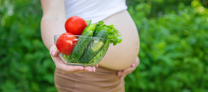 孕妇手里拿着蔬菜 有选择的专注点食物腹部怀孕女孩营养沙拉女性生活女士身体图片