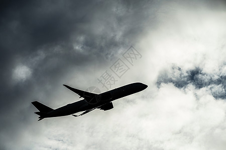 云层天空和客机的月光车辆蓝天交通阴影喷射飞机场多云天气旅行植物图片