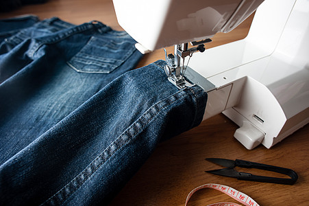 缝纫工具靛青织物缝纫机衣服牛仔裤服装牛仔布工业裙子背景