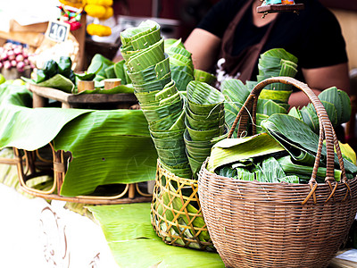 芭蕉叶包装 市场弃用香蕉叶塑料包装 减少一次性塑料的想法 香蕉叶是亚洲传统的包装材料图片