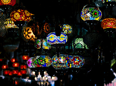 伊斯坦布尔灯笼摩洛哥照明 摩洛哥灯 摩洛哥风格 独一无二 摩洛哥灯笼和灯 土耳其灯笼和灯笼 在大巴扎出售的灯玻璃脚凳市场旅游工艺图片
