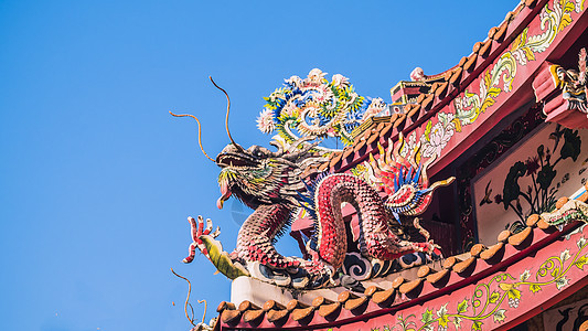 在中国寺庙屋顶的中国龙 寺庙的屋檐在中国 在天堂崇拜宫殿屋顶的龙 中国皇家屋顶装饰图片