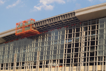 剪式高架升降平台 多层玻璃窗 现代办公楼玻璃窗背景 建筑玻璃幕墙立面 曼谷新头铁路图片