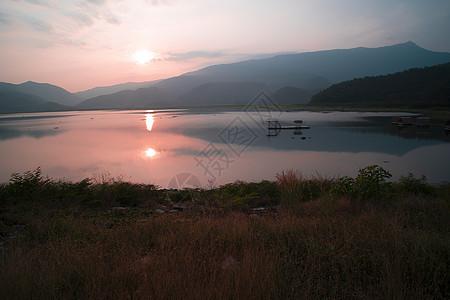 山丘日落湖全景图片