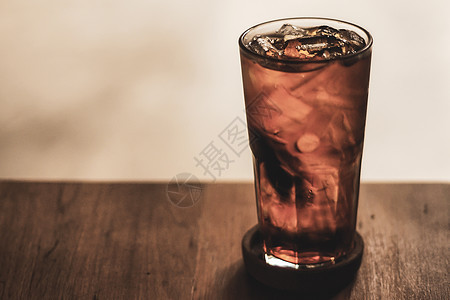 玻璃杯新鲜饮料中的有机黑冰茶 以放松和健康地进行美味的清新图片