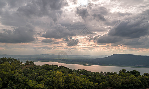 山和水湖泊或河流 山丘和森林的空中全景烟雾 自然风景美丽背景背景