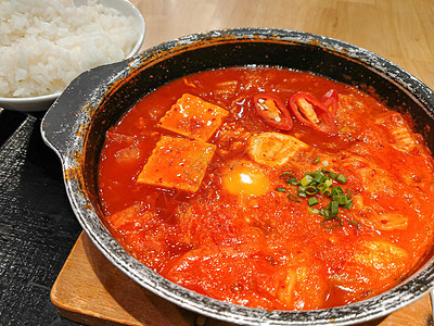 韩国豆腐热辣辣酱汤在热锅里 大米放在食品业本底美味食品行业传统餐饮上图片