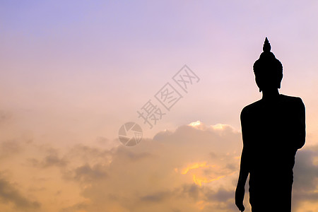 雕塑佛站在乡村日落和天空 日落时分和平站的佛像背景 暮色笼罩着泰国美丽的天空图片
